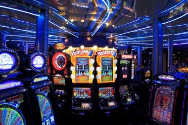 Bikini Paradise slot interface showing tropical theme and reel layout